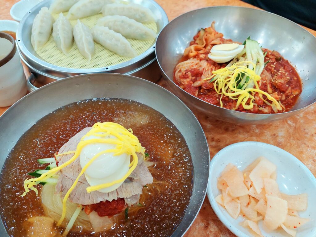 釜山美食，超好吃西面冷麵"春夏秋冬冷麵 춘하추동밀면"