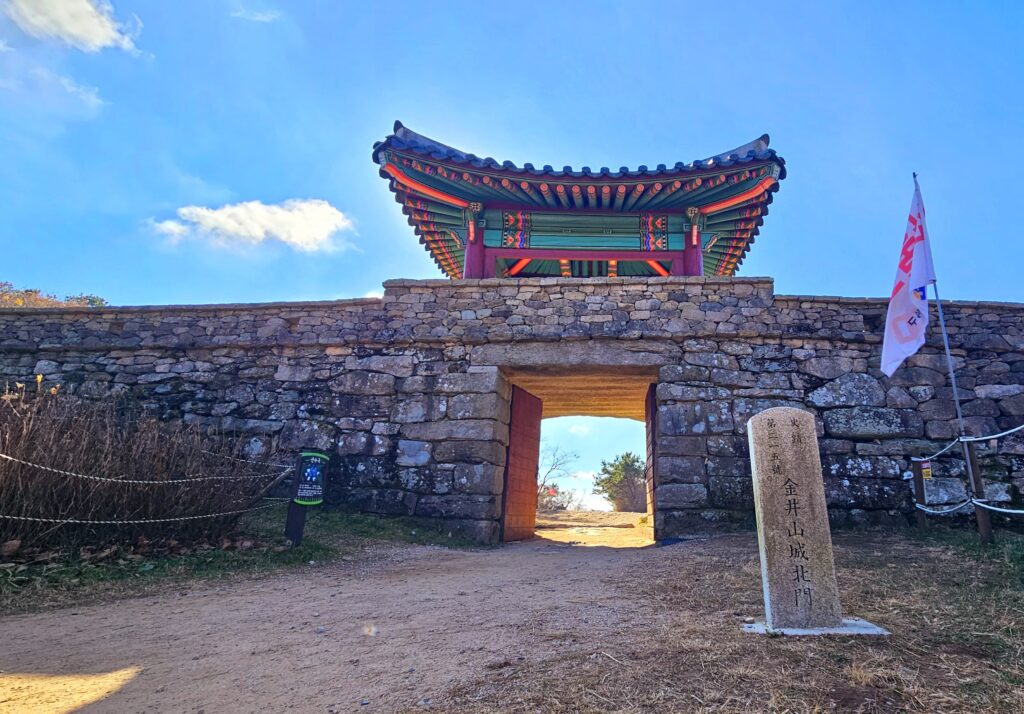 金井山城北門