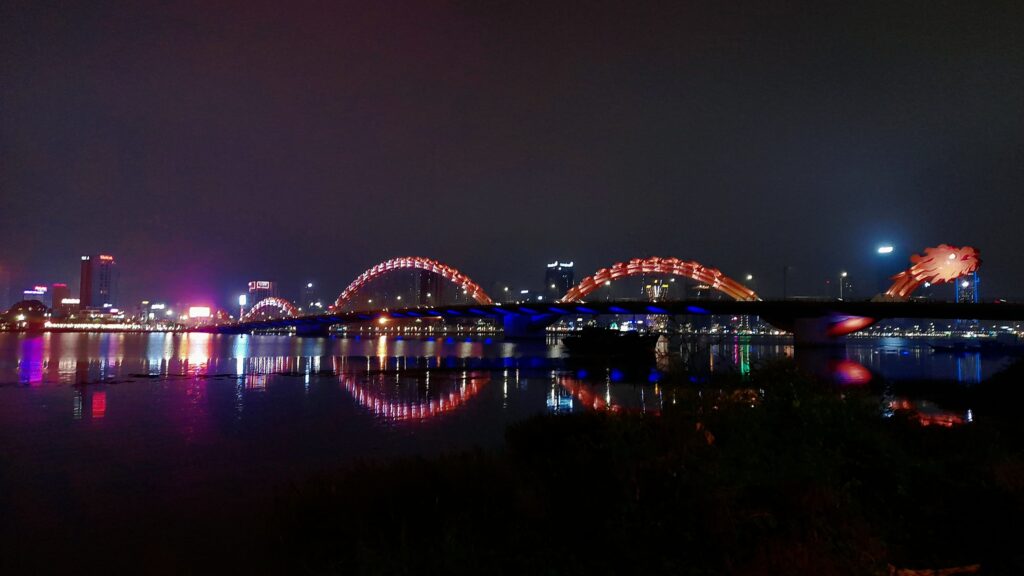 峴港龍橋夜景
