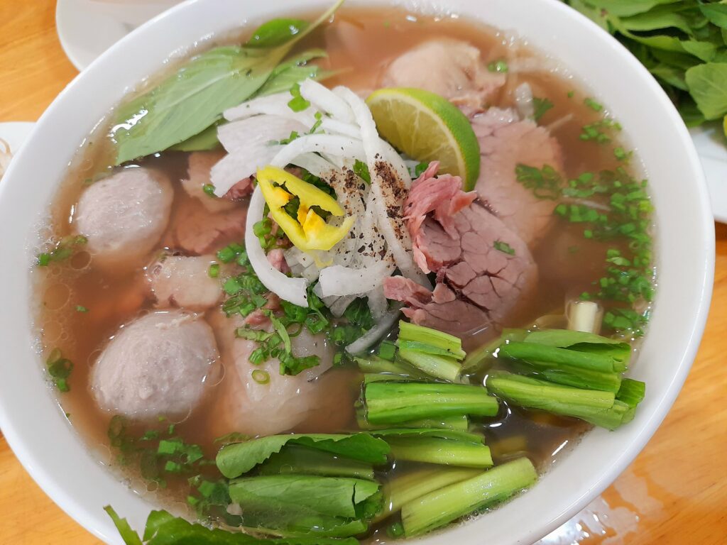 胡志明牛肉河粉推薦，胡志明四郡美食 Phở Phong Cách